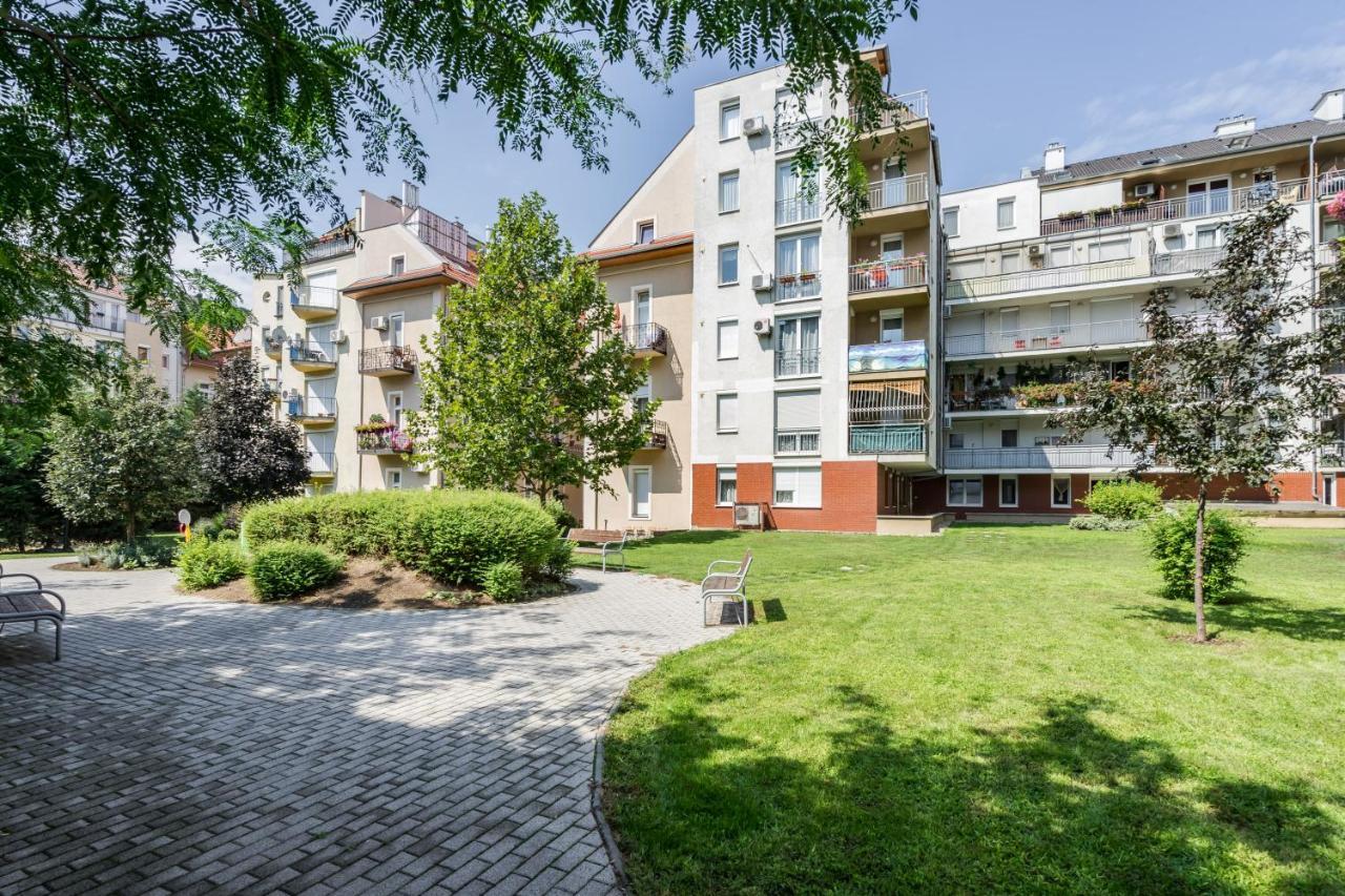 Bpr Galactic Empire Home With Balcony Budapest Bagian luar foto