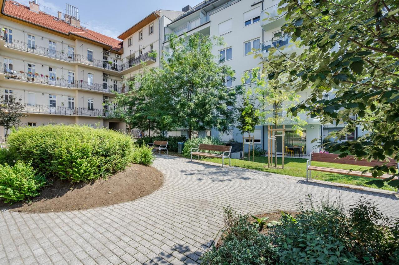 Bpr Galactic Empire Home With Balcony Budapest Bagian luar foto