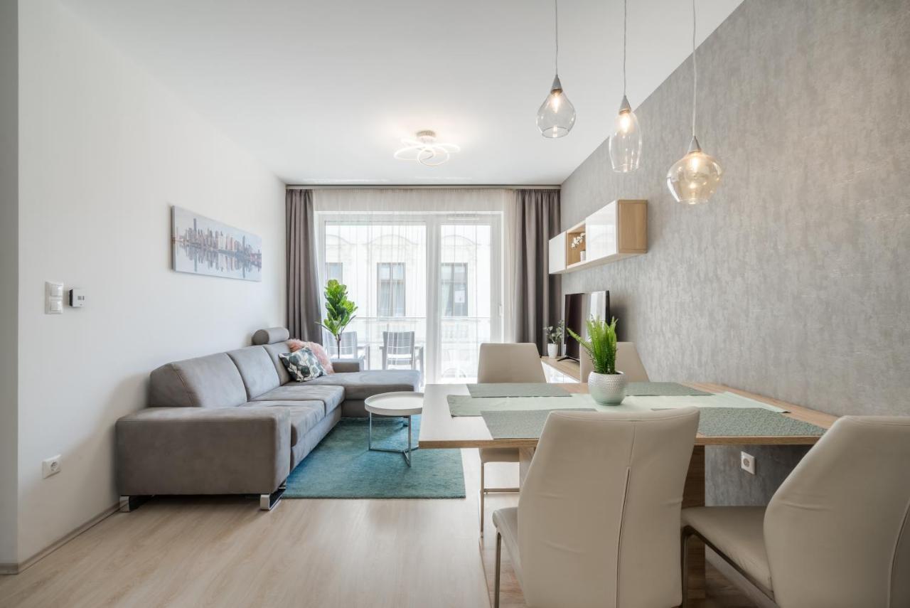 Bpr Galactic Empire Home With Balcony Budapest Bagian luar foto