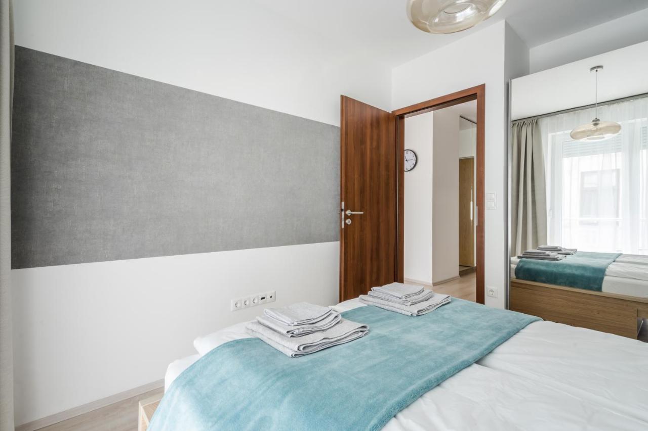 Bpr Galactic Empire Home With Balcony Budapest Bagian luar foto