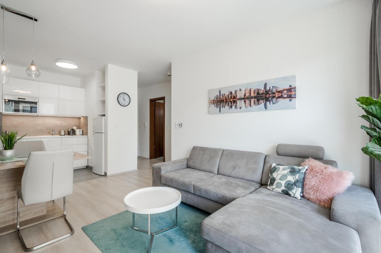 Bpr Galactic Empire Home With Balcony Budapest Bagian luar foto